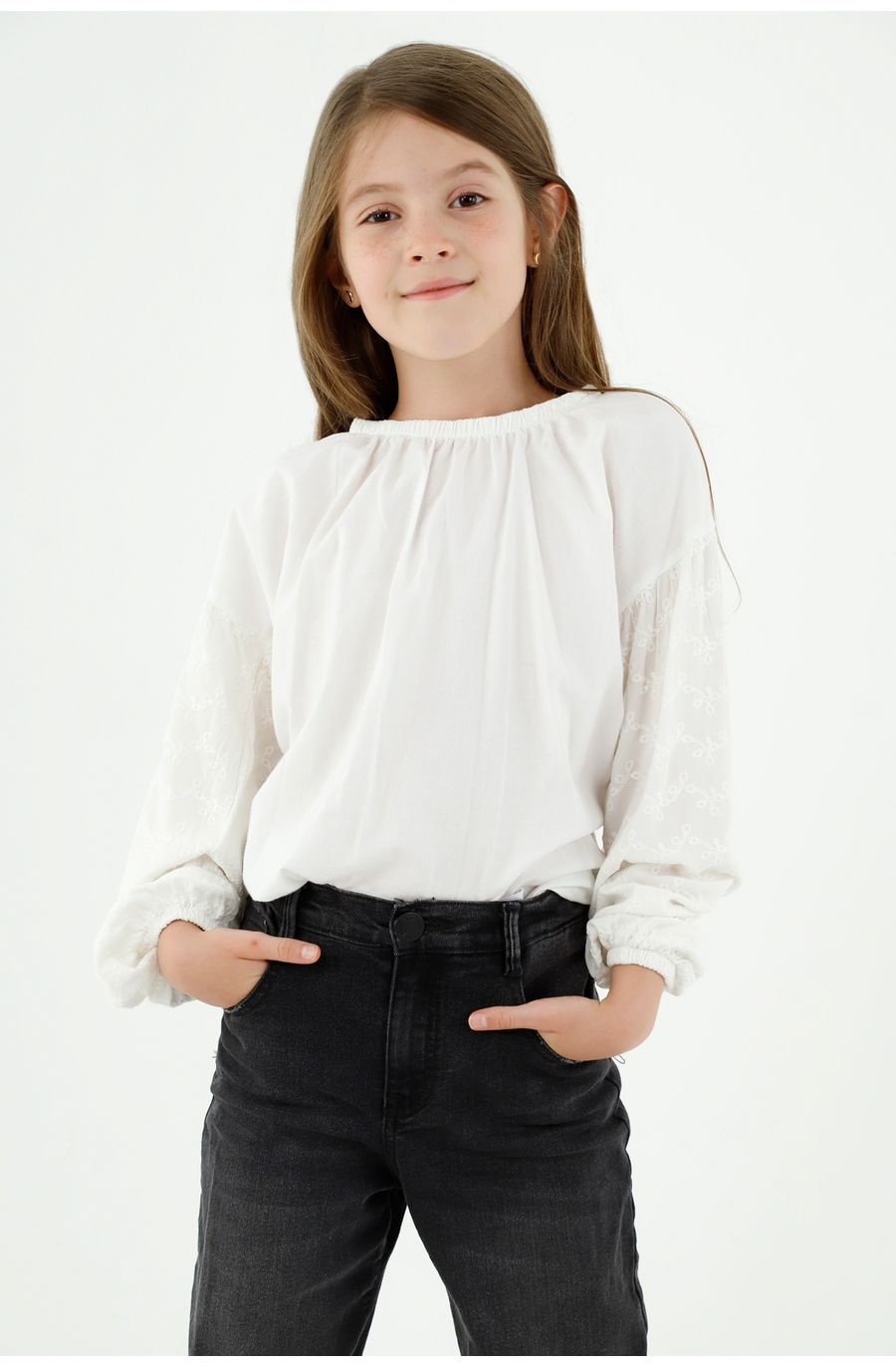 Camisa de mujer, silueta clásica, cuello redondo manga larga, con ojalillo