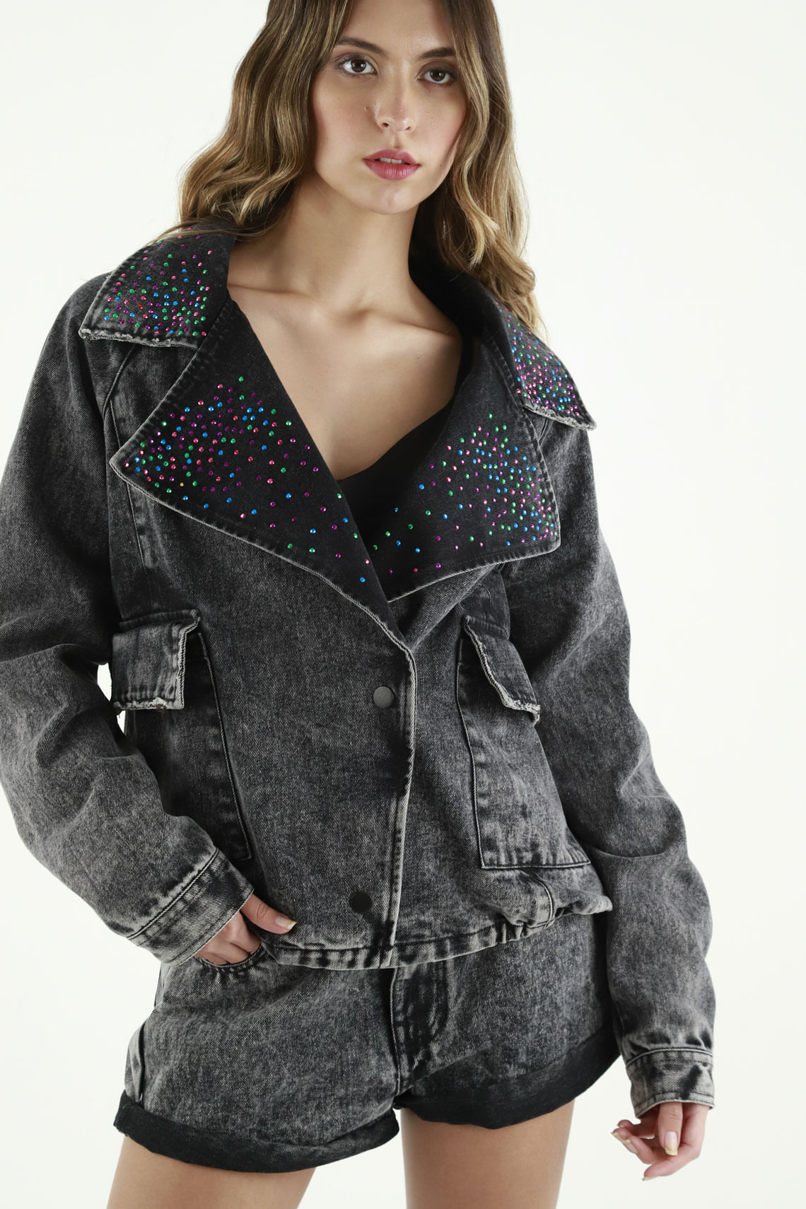 Chaqueta negra con piedras decorativas para mujer
