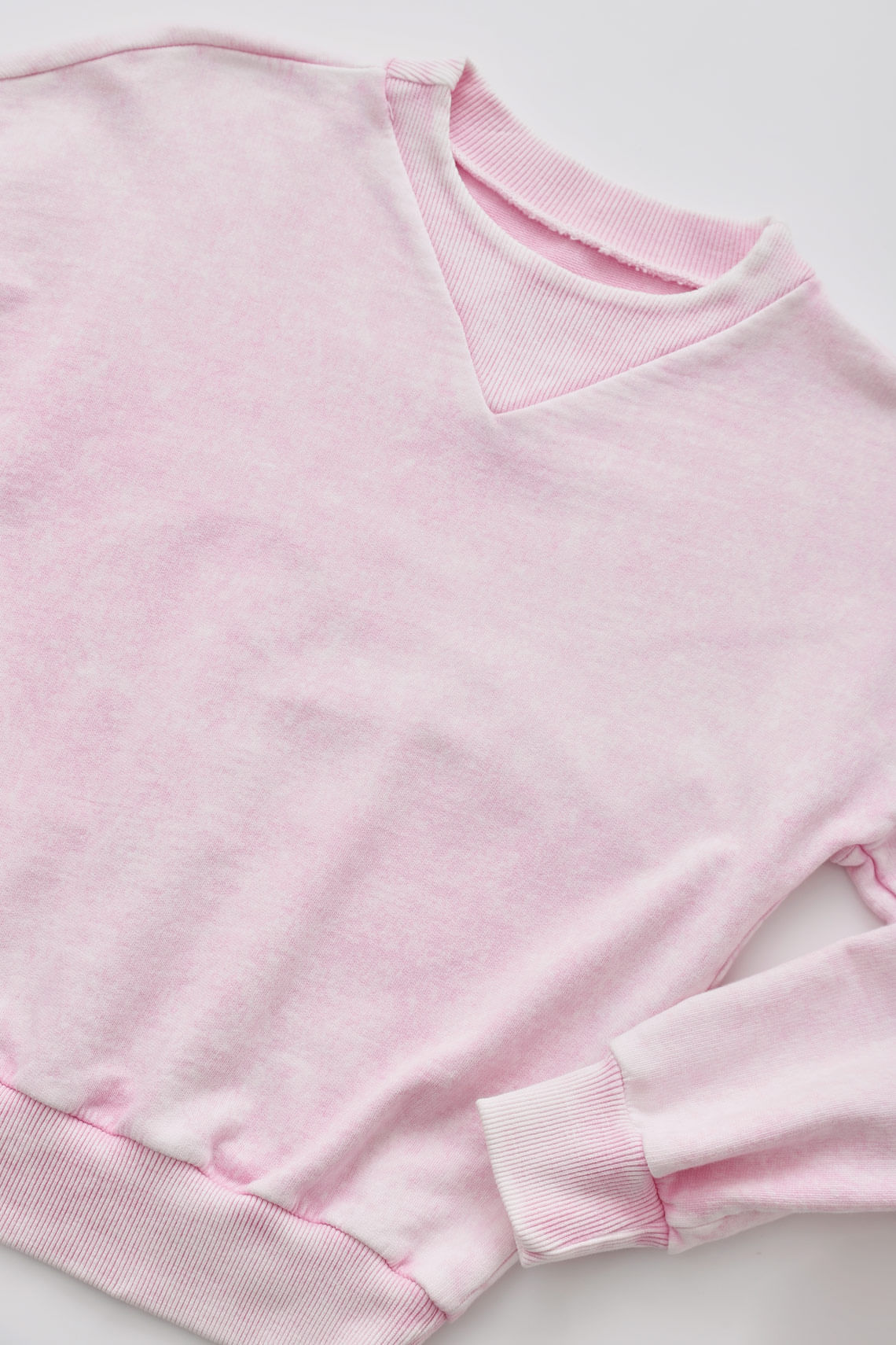 Buzo rosado con efecto desgaste para niña