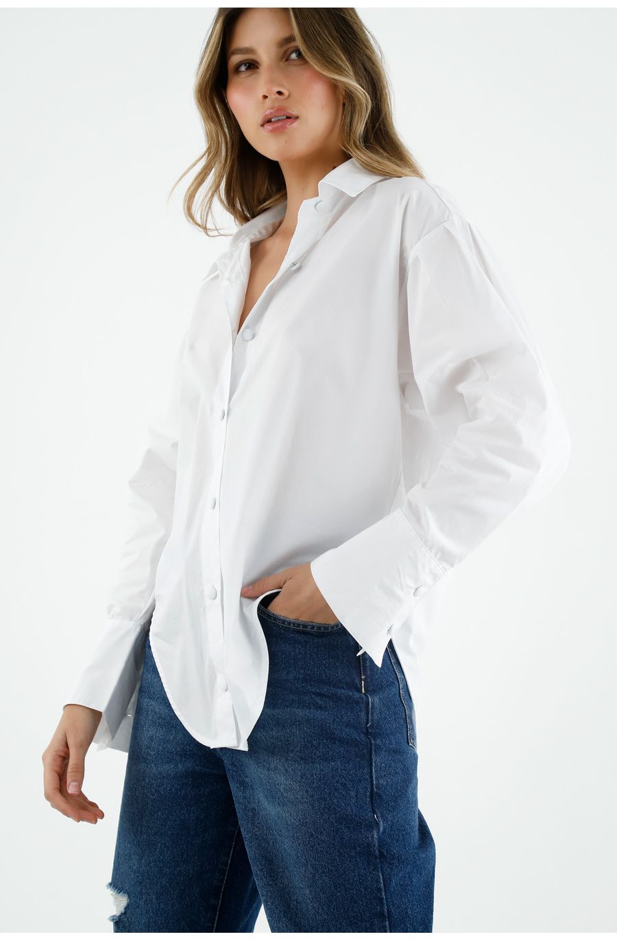 Camisa blanca de botones para mujer