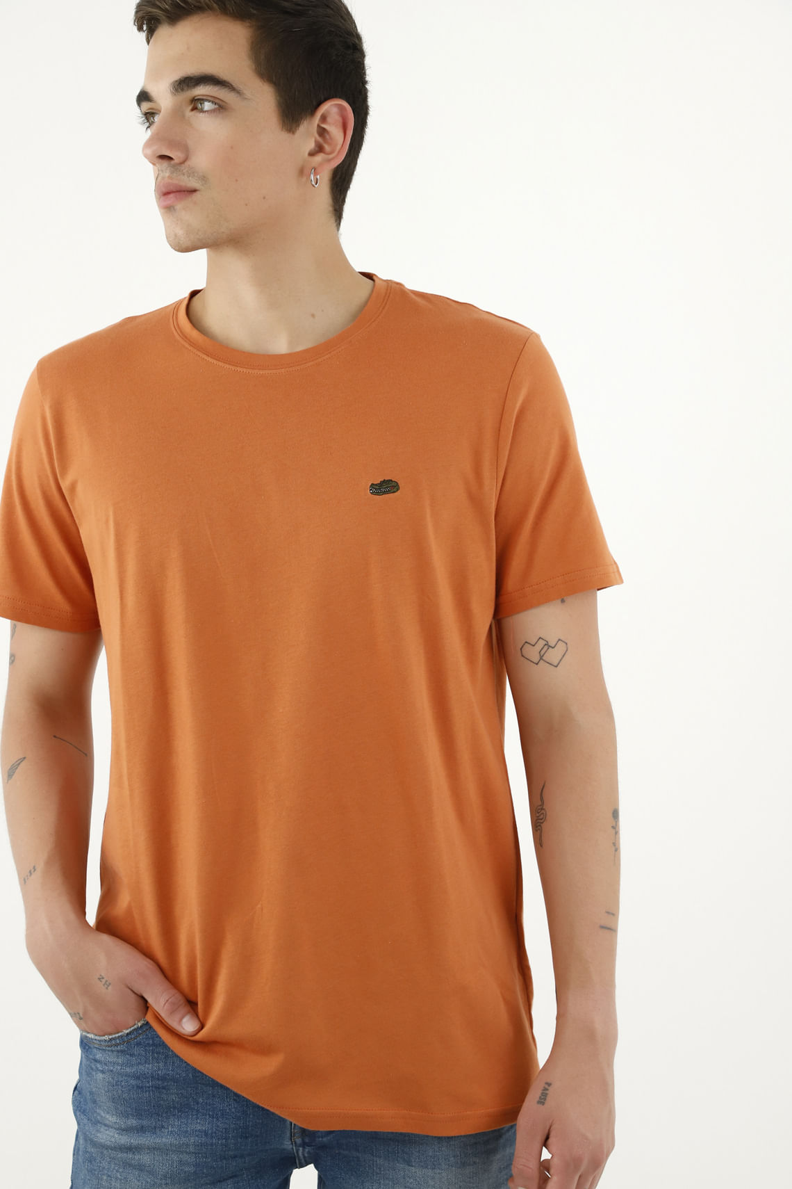 Camiseta naranja bordado en punto corazón para hombre
