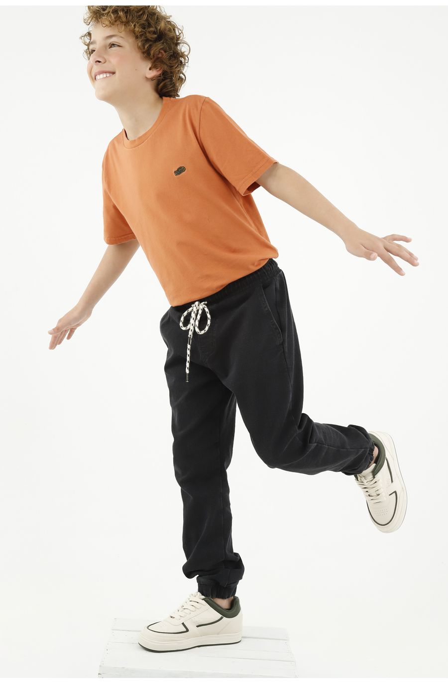 Pantalón negro con resorte en bota para niño