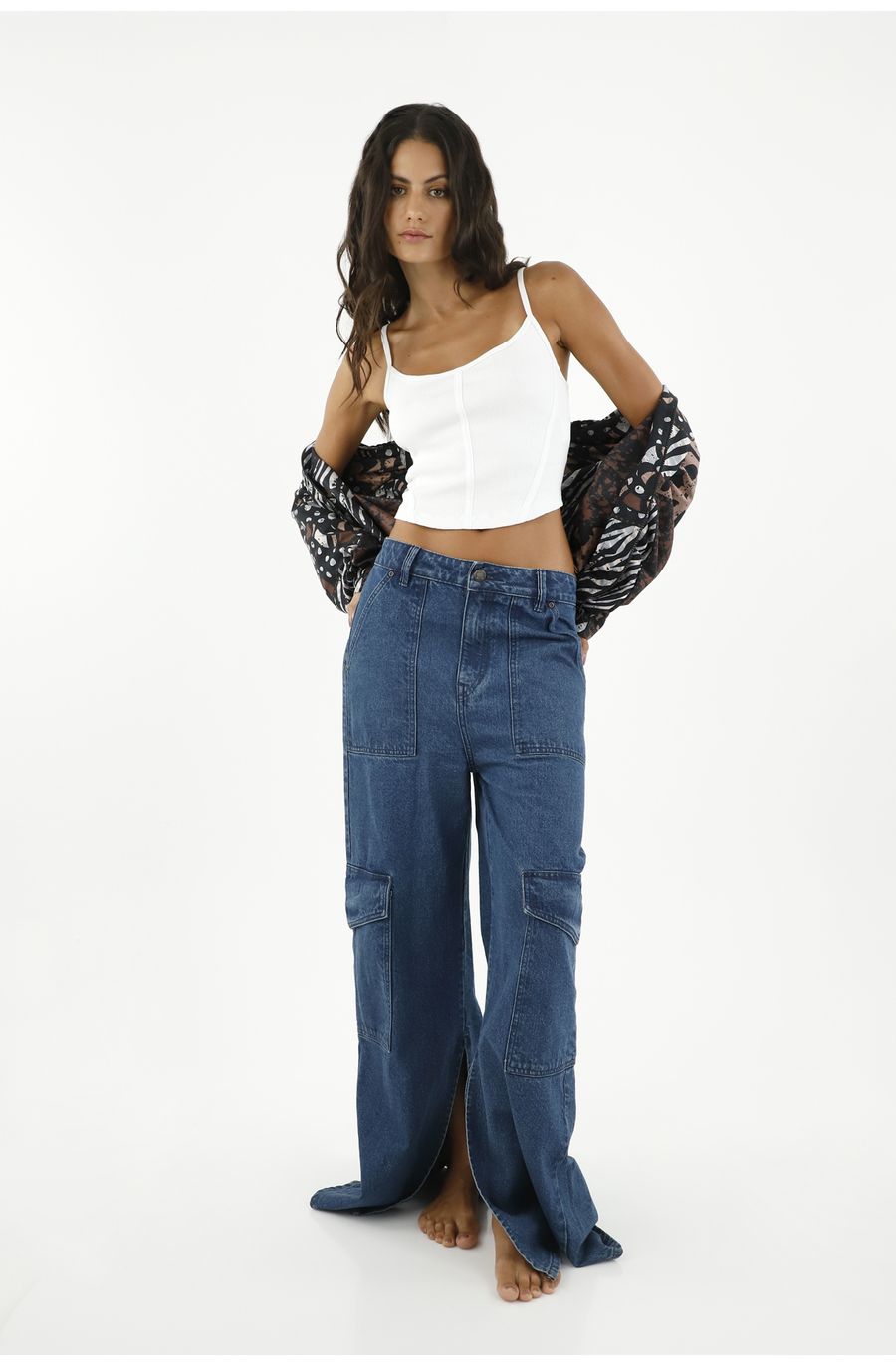 Jean tipo cargo con abertura en bota para mujer