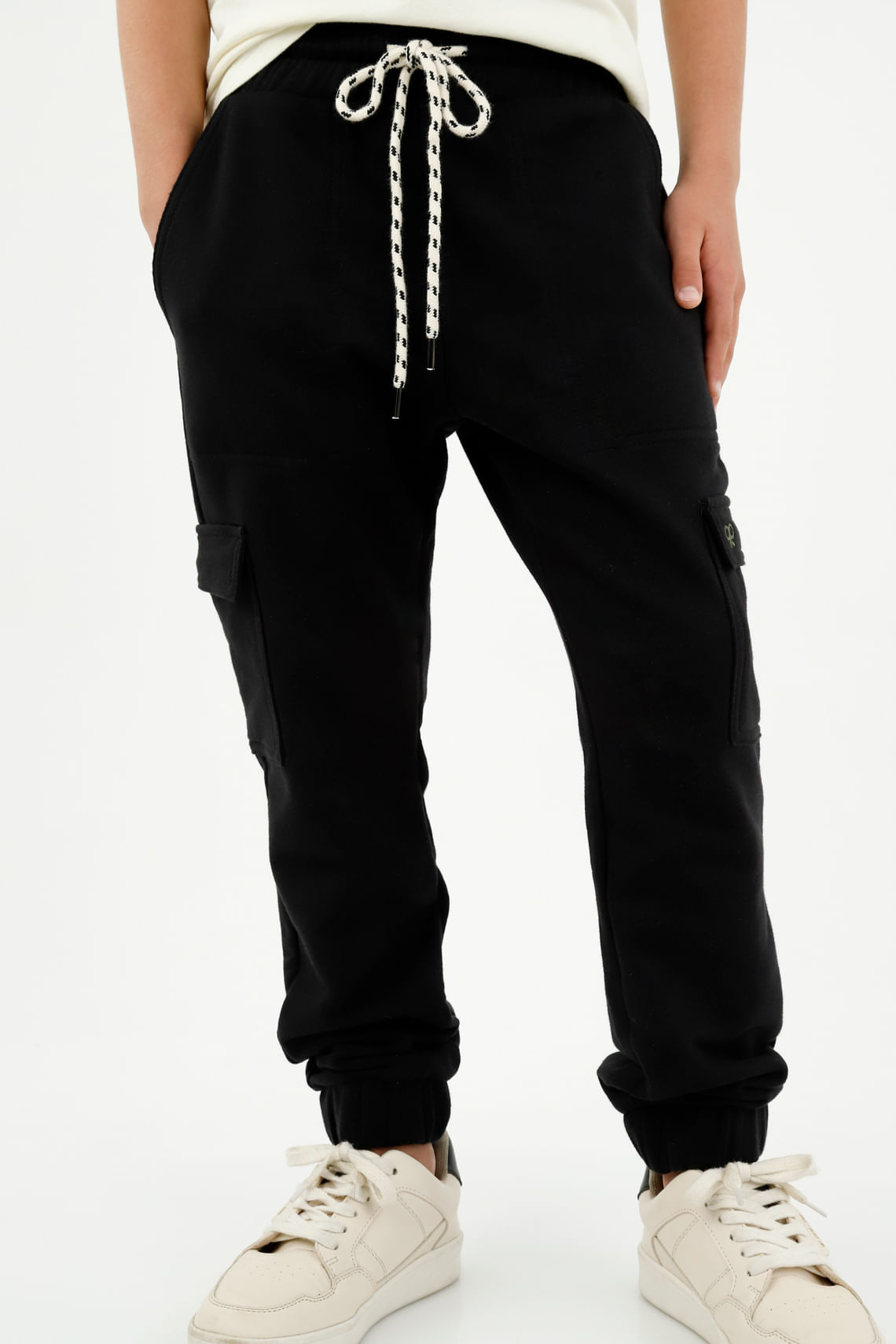 Pantalón negro tipo jogger para niño