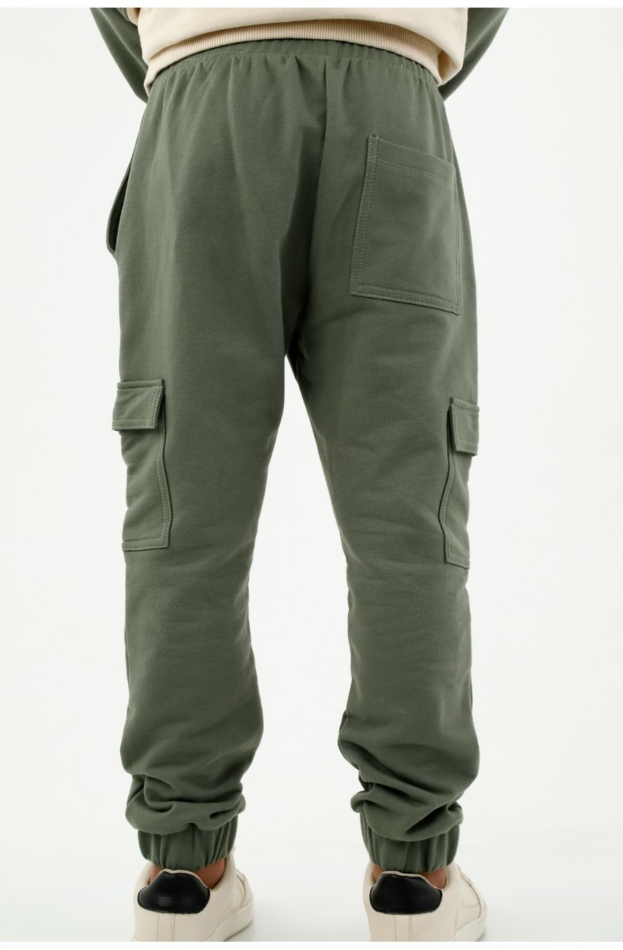 Pantalón verde tipo jogger para niño