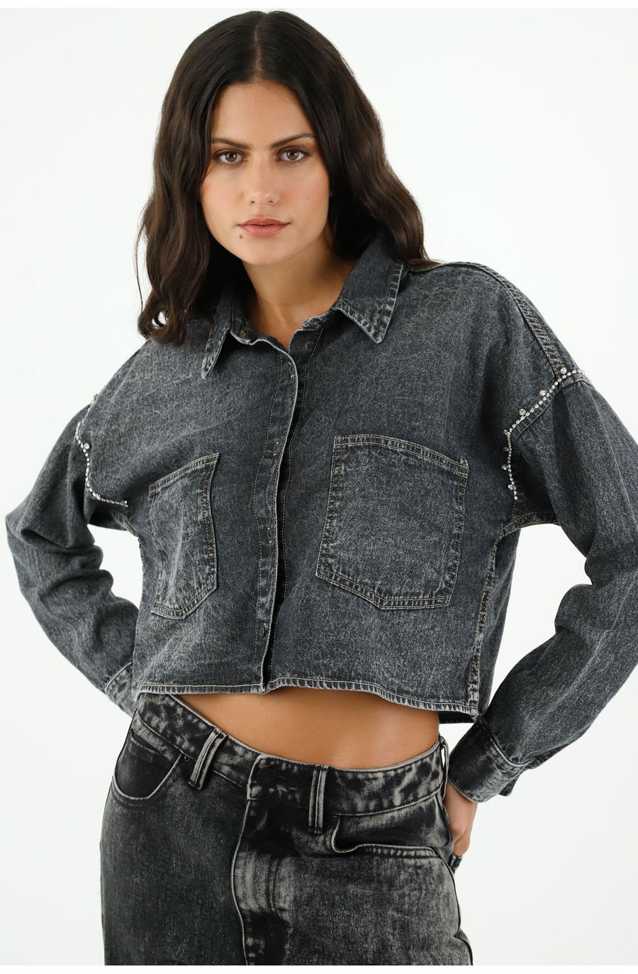 Camisa negra con apliques en hombro para mujer