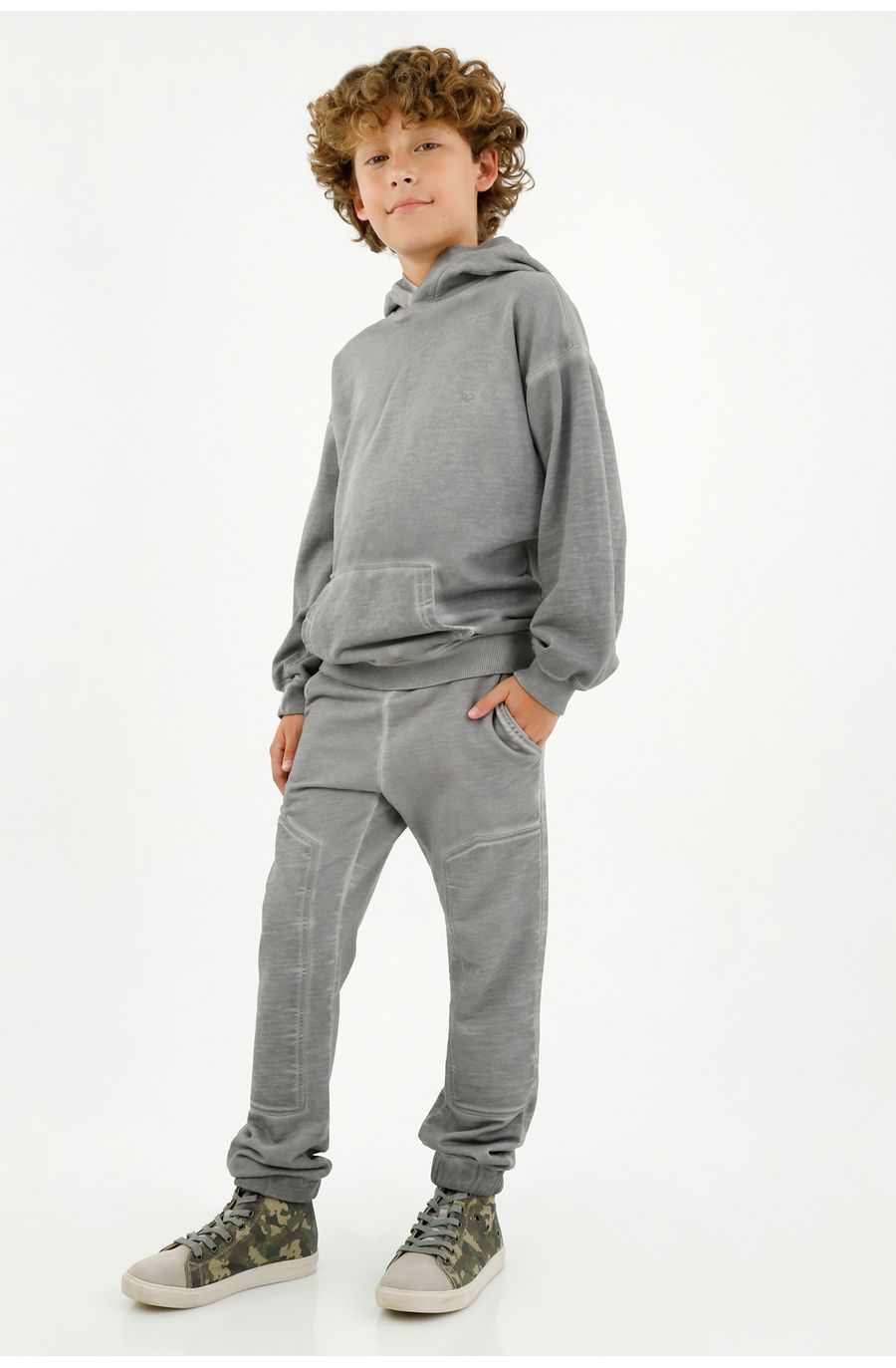 Buzo tipo hoodie gris para niño