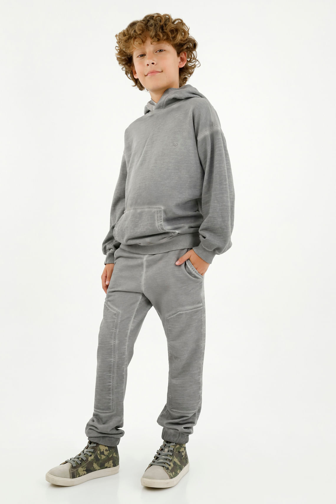 Buzo tipo hoodie gris para niño
