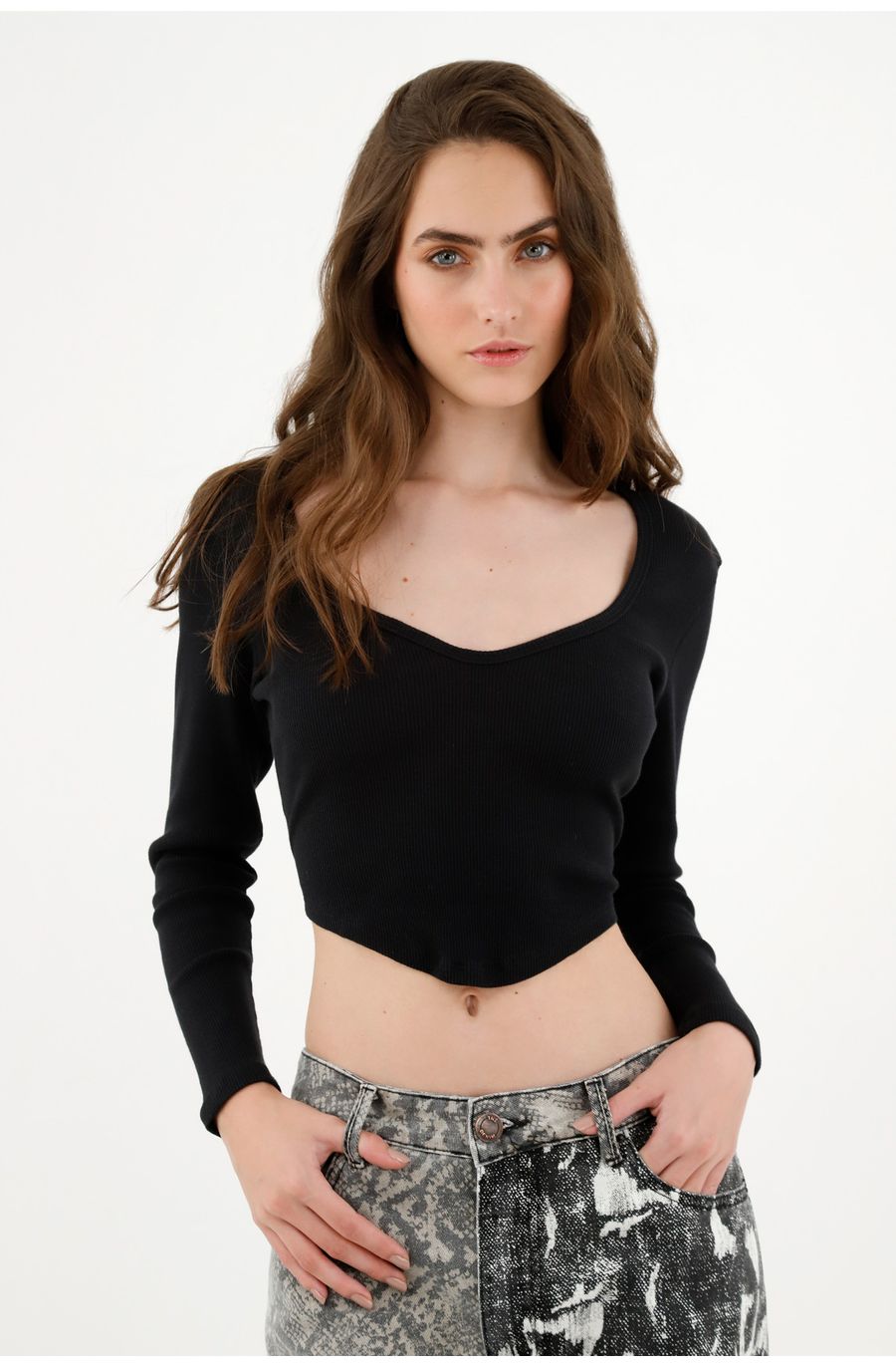 Camiseta negra tipo crop para mujer