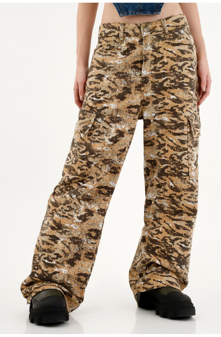 Pantalón tipo cargo camuflado para mujer
