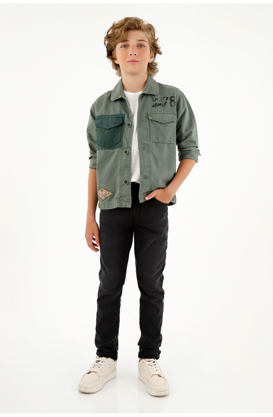 Abrigo verde con estampados localizados para niño