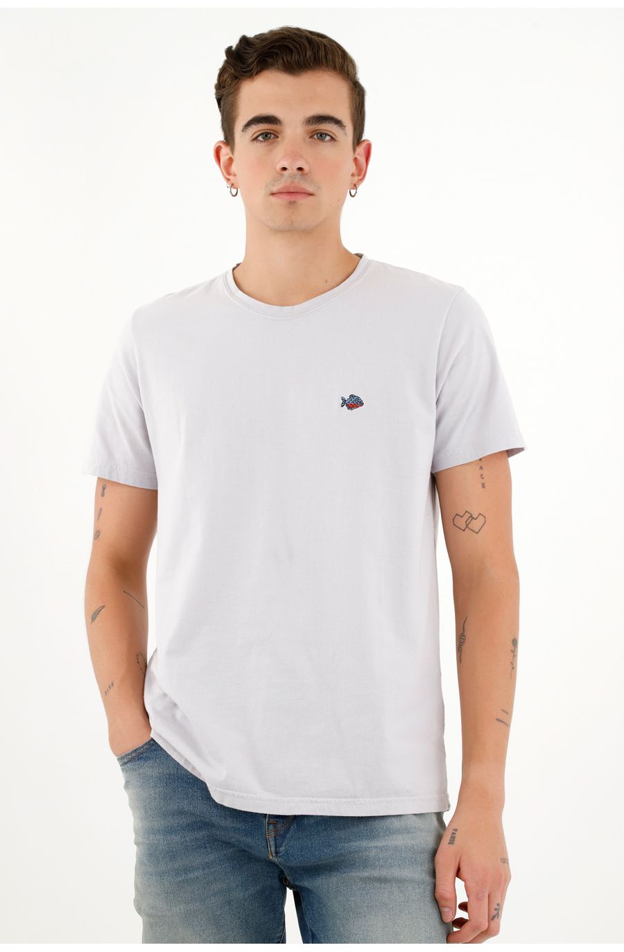 Camiseta gris con mini bordado para hombre