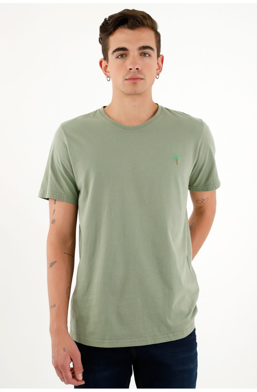 Camiseta verde con mini bordado para hombre