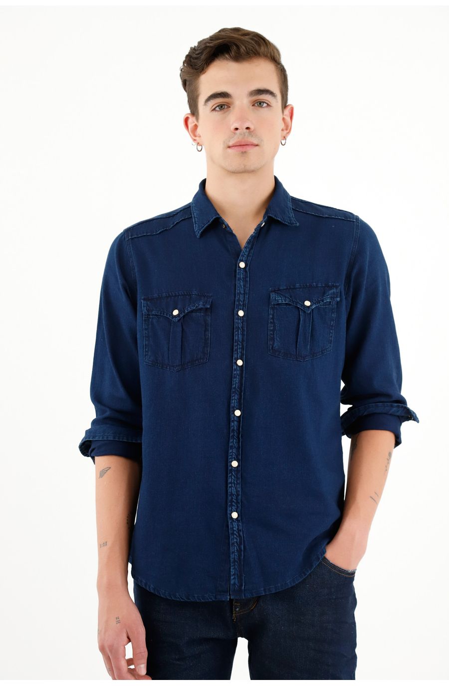 Camisa azul con bolsillos en frente para hombre