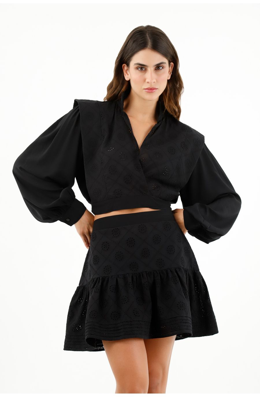 Camisa con detalles desagujados negra para mujer