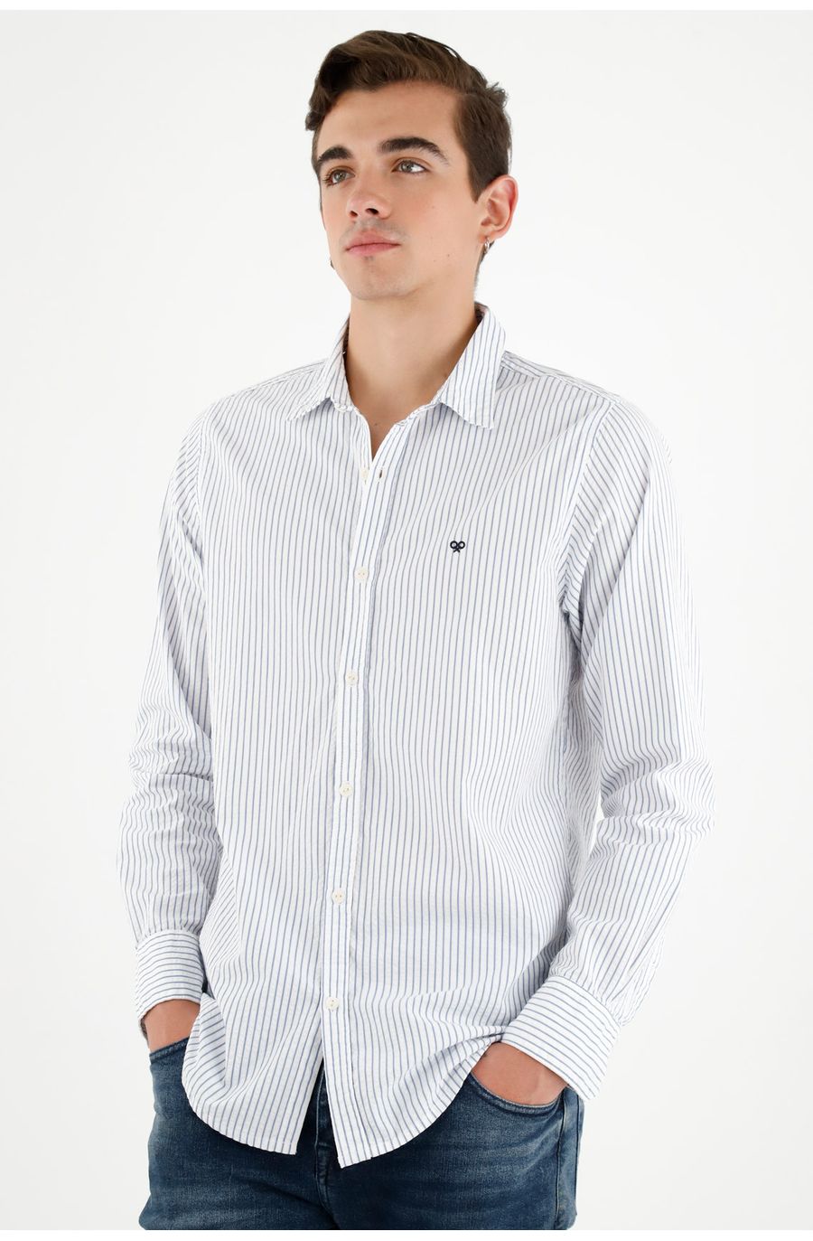 Camisa azul con diseño a rayas para hombre
