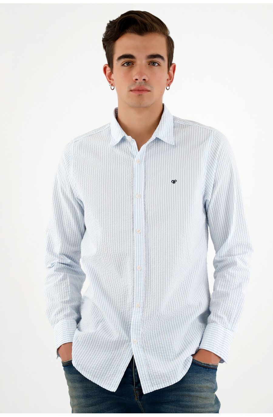 Camisa azul con diseño a rayas para hombre