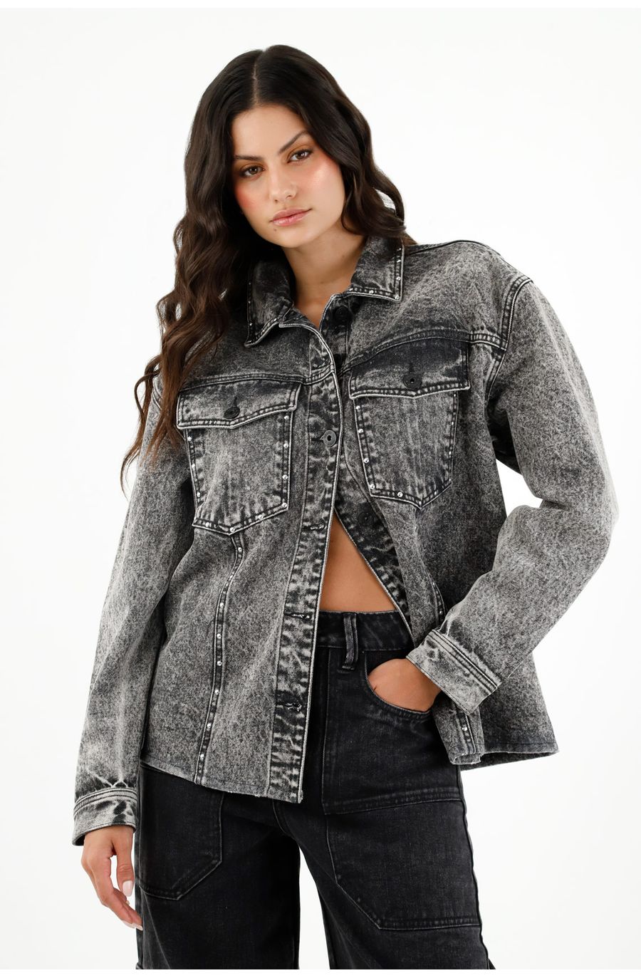 Chaqueta negra con taches para mujer