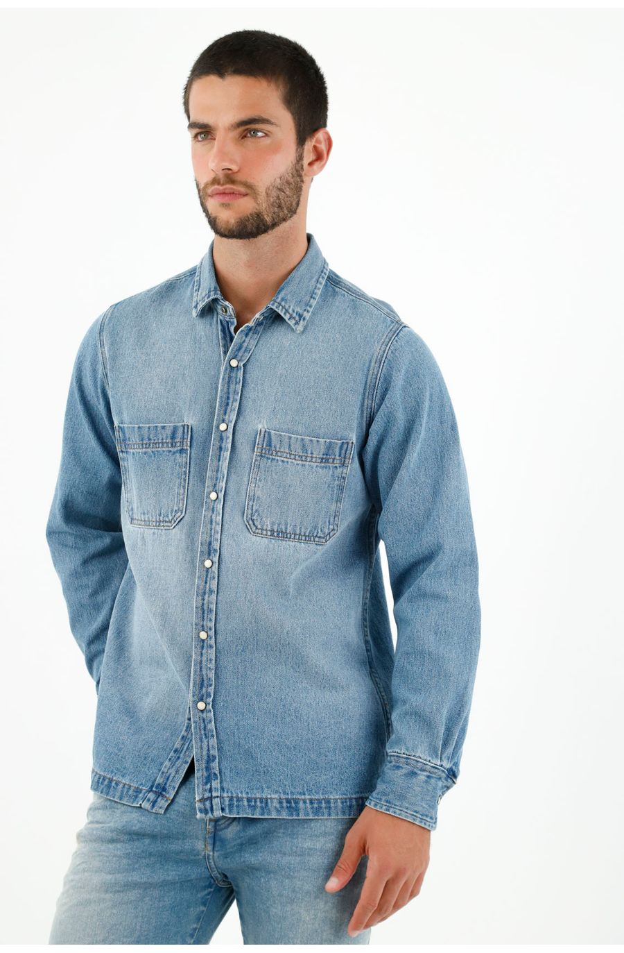 Camisa azul en denim liviano para hombre