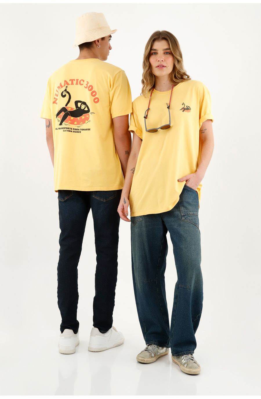 Camiseta unisex amarilla con estampado maxi en espalda