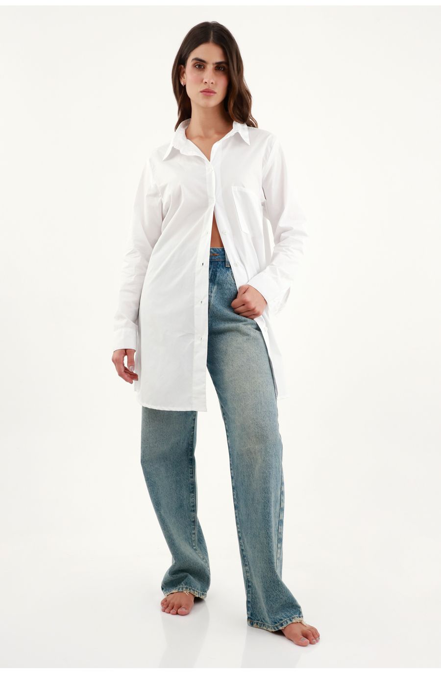 Camisa blanca con bolsillo de parche para mujer