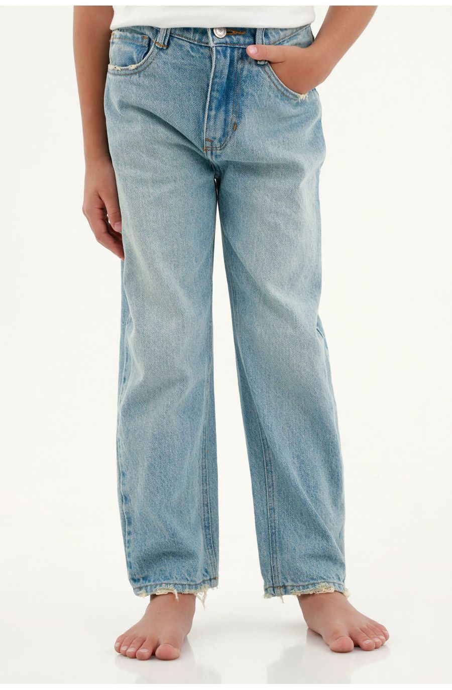 Jean azul con desgastes localizados para niña