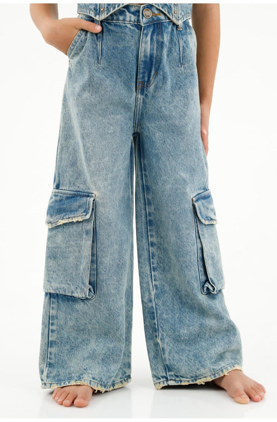 Jean azul tipo cargo para niña