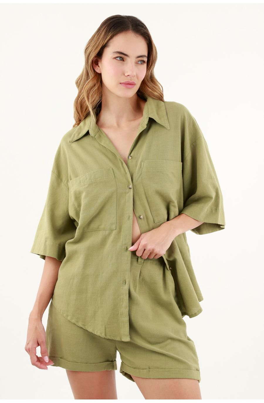 Camisa con bolsillos de parche verde para mujer