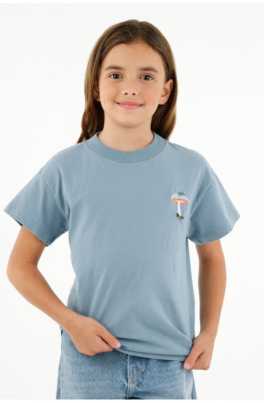 Camiseta azul con mini bordado para niña