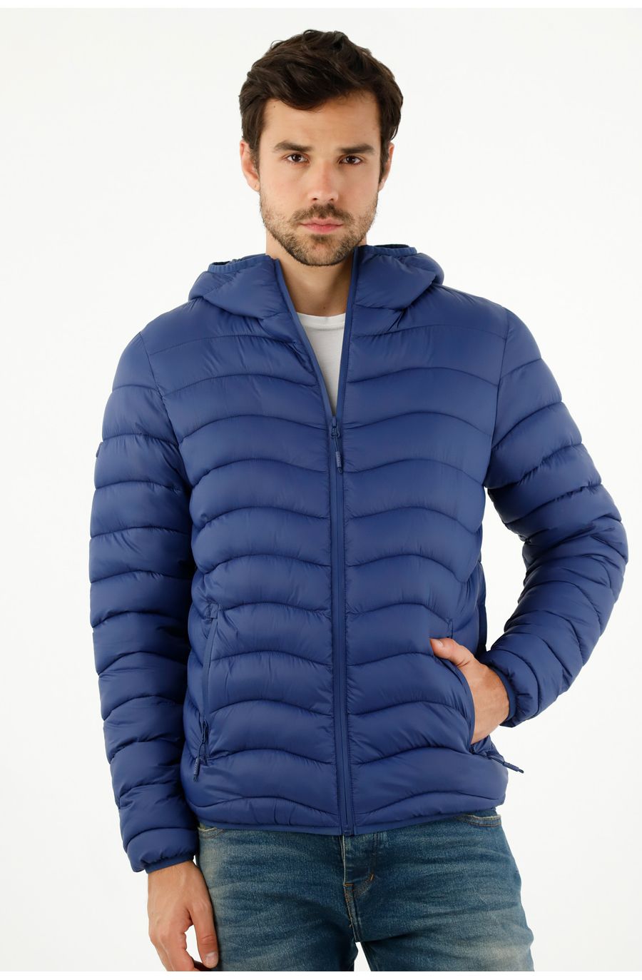 Chaqueta azul con capucha para hombre