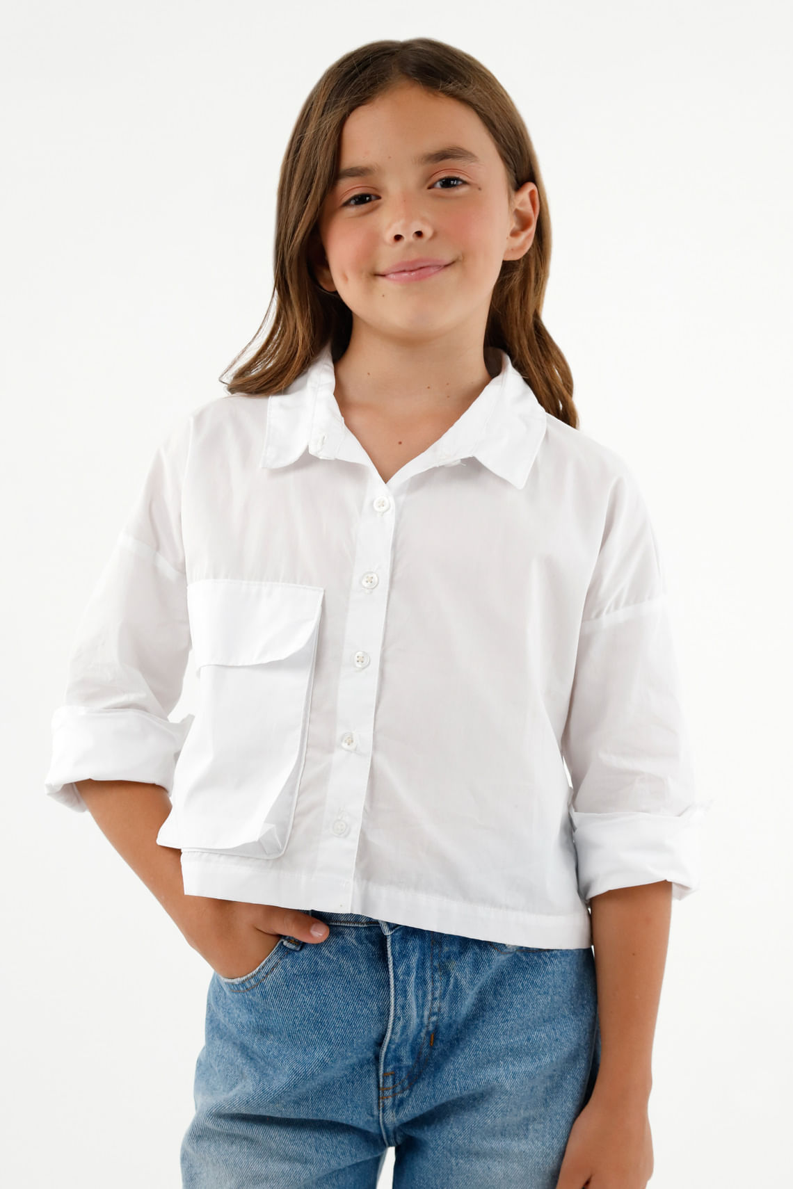 Camisa blanca con cuello clásico para niña