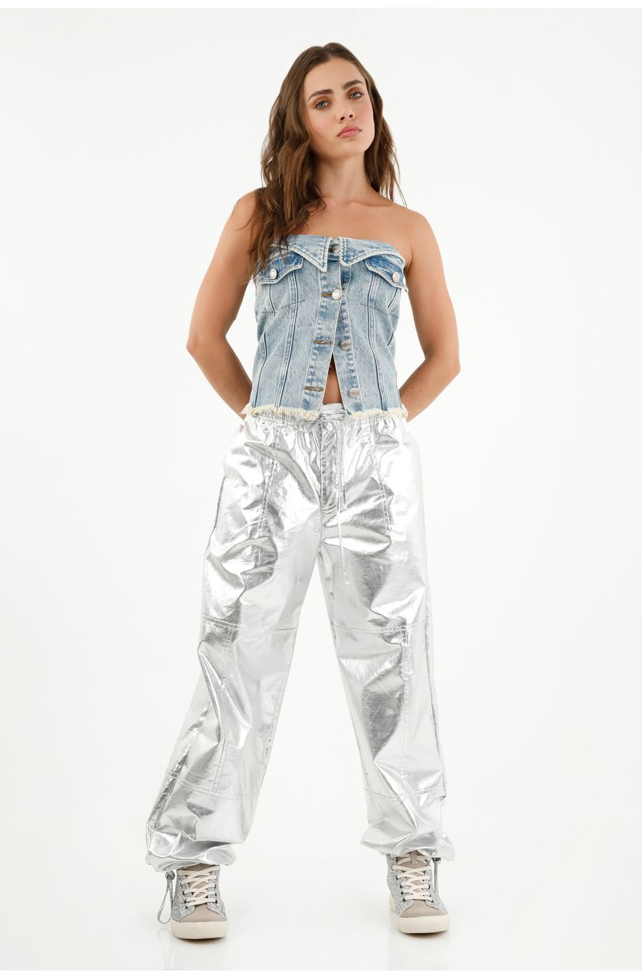 Pantalón efecto metalizado gris para mujer