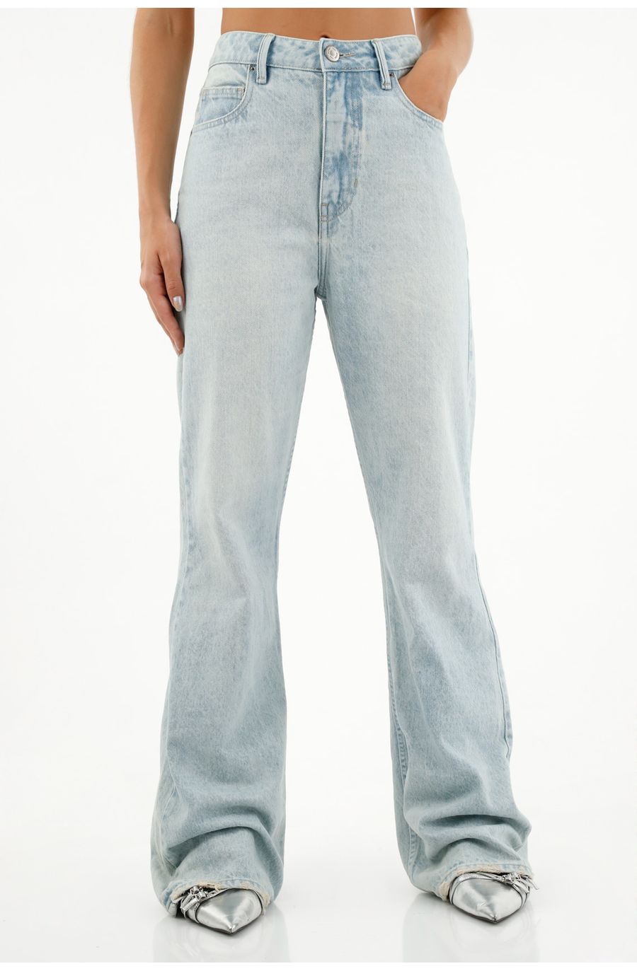 Jean azul con desgastes en ruedo para mujer