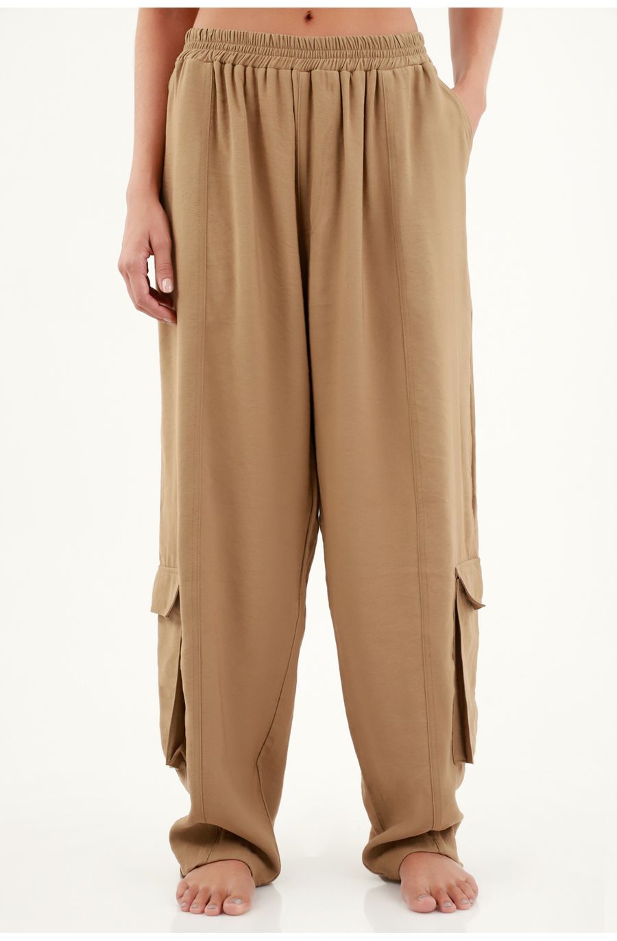 Pantalón con bolsillos cargo café para mujer