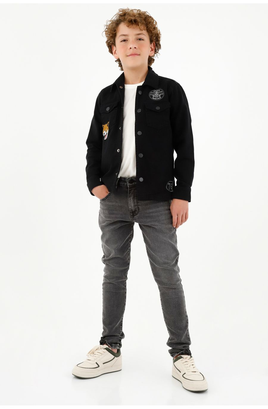 Camichaqueta negra con bordado para niño