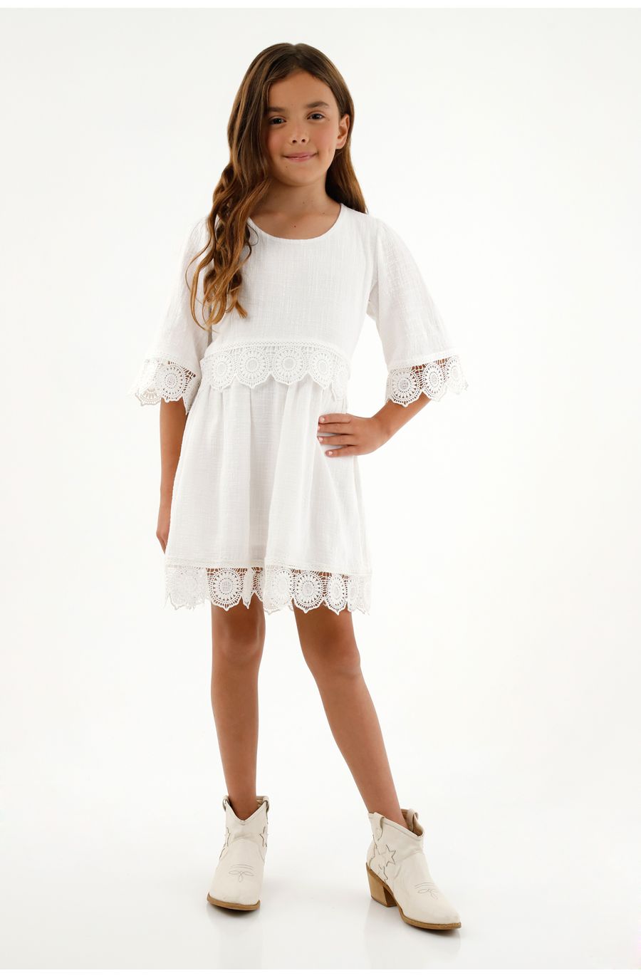 Vestido crudo con detalles bordados para niña