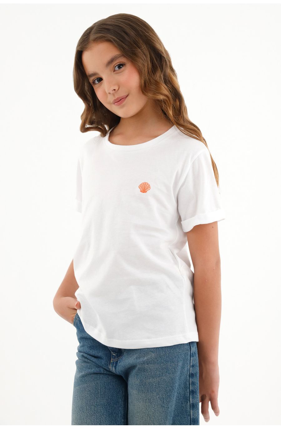Camiseta blanca con mini bordado para niña
