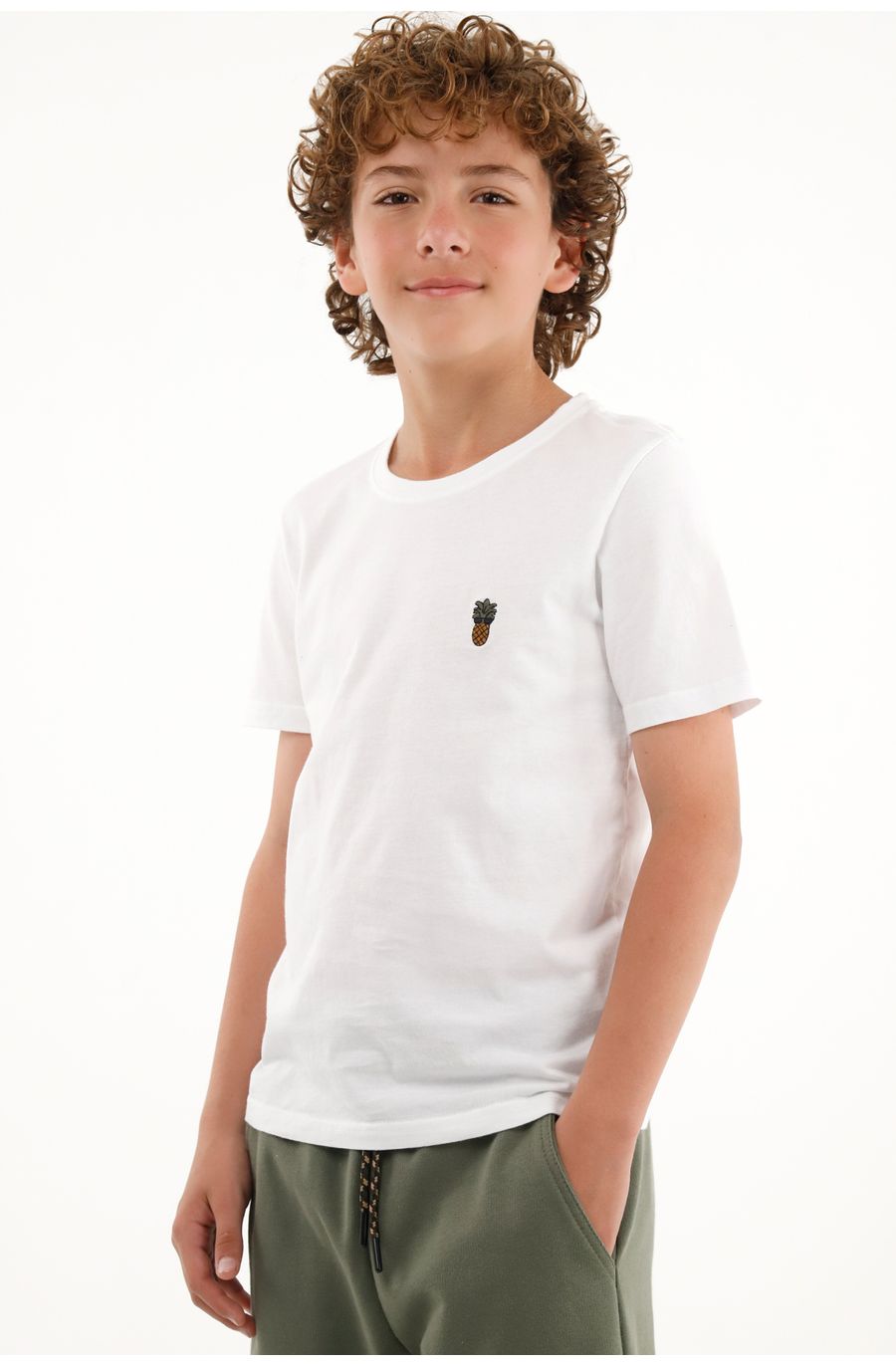 Camiseta blanca con mini bordado para niño