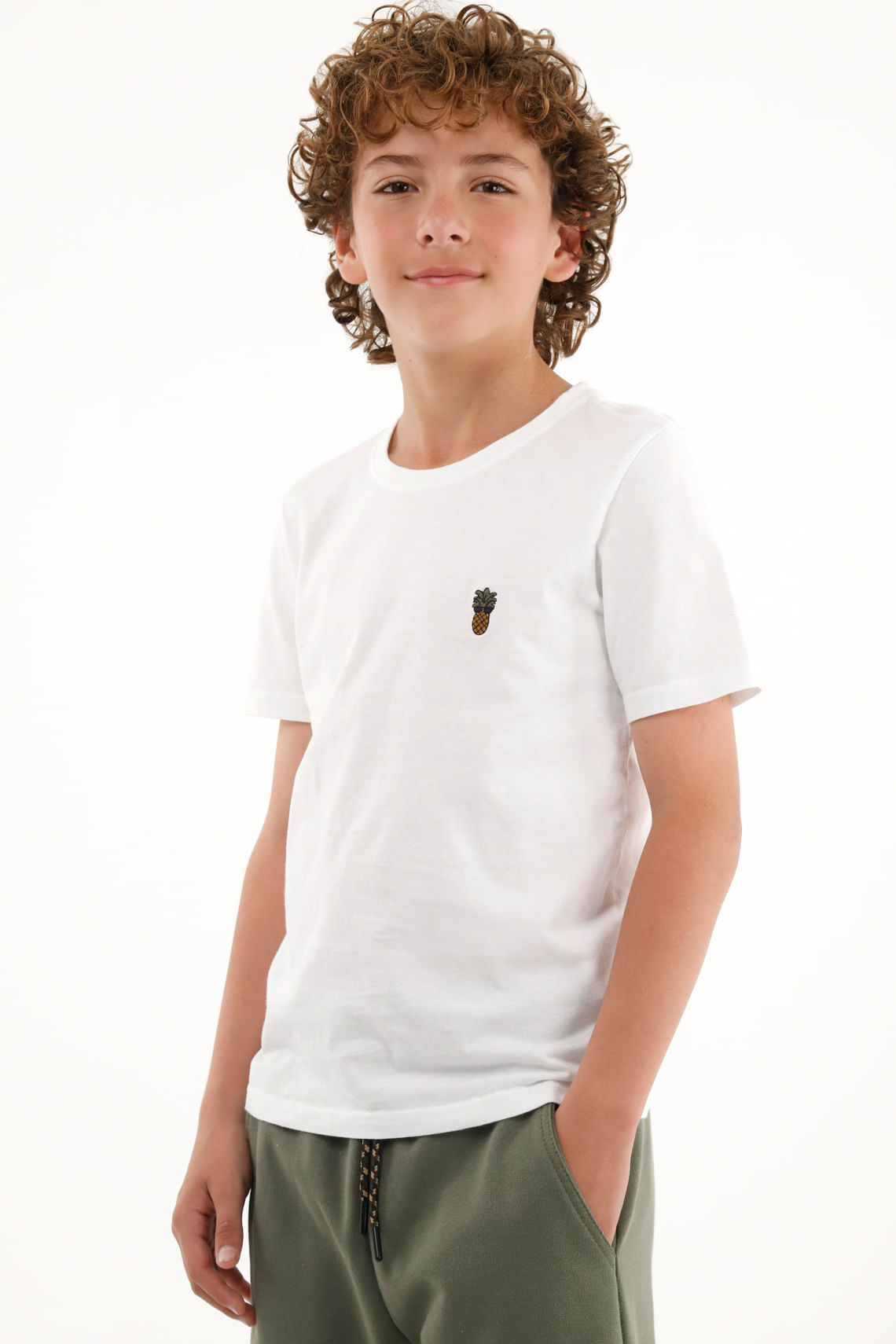Camiseta blanca con mini bordado para niño