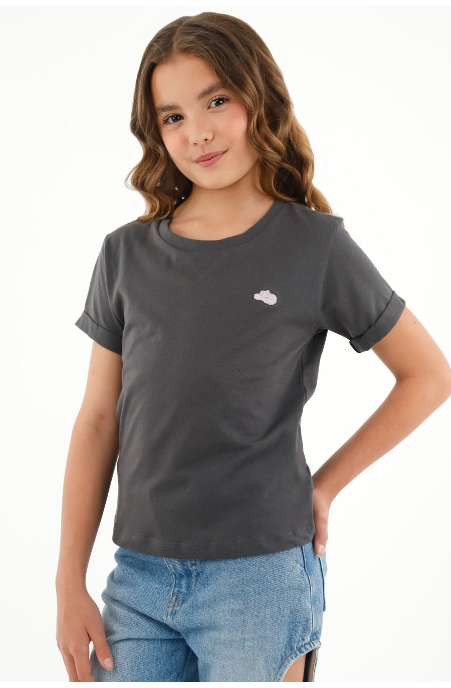 Camiseta gris con mini bordado para niña