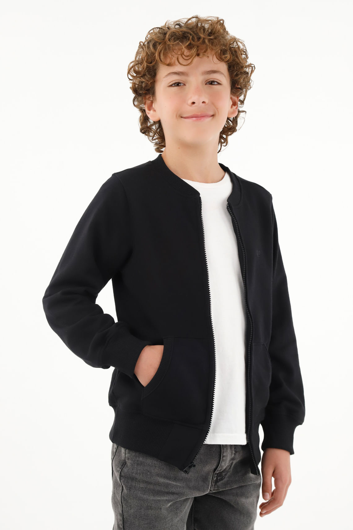 Buzo negro de diseño abierto para niño