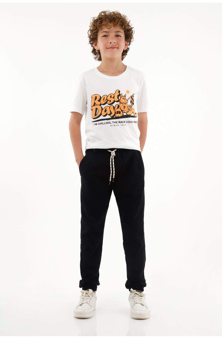 Pantalón negro tipo jogger para niño