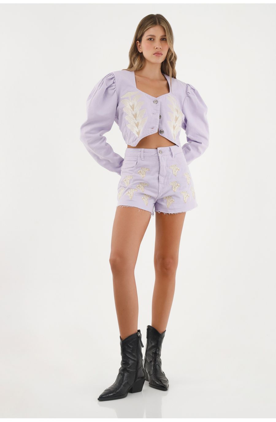 Chaqueta morada con bordados decorativos para mujer