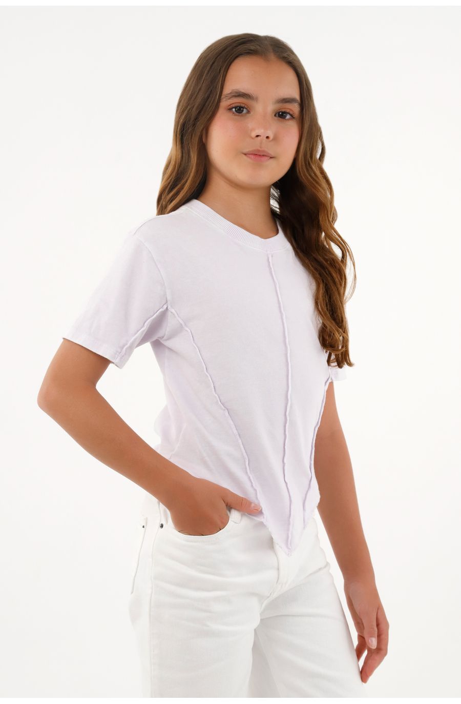 Camiseta morada con ruedo en pico para niña