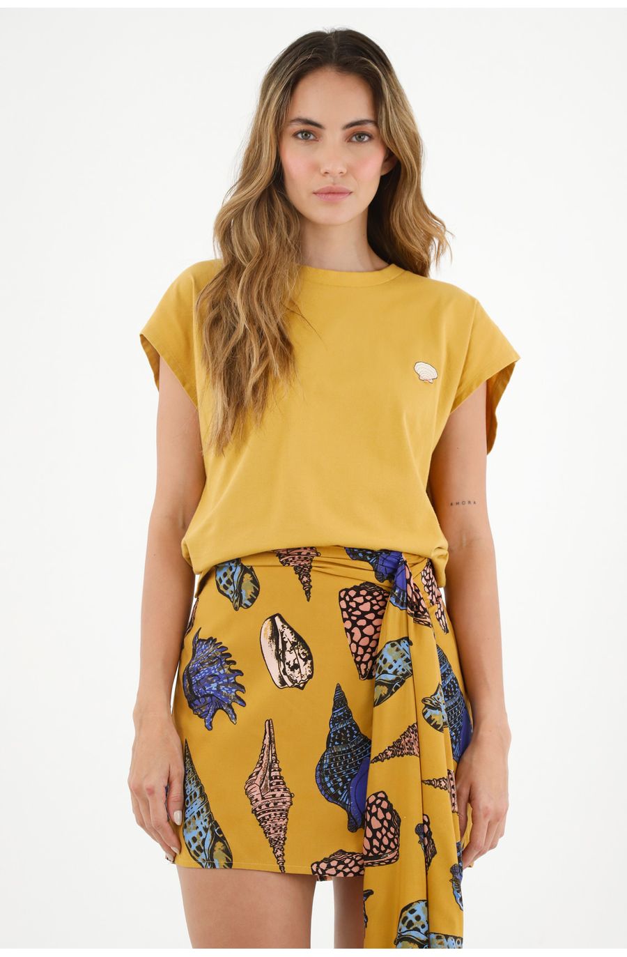 Falda corta amarilla para mujer