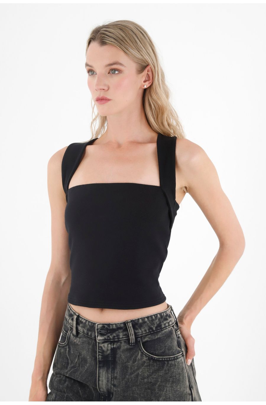 Camiseta negra con escote recto para mujer