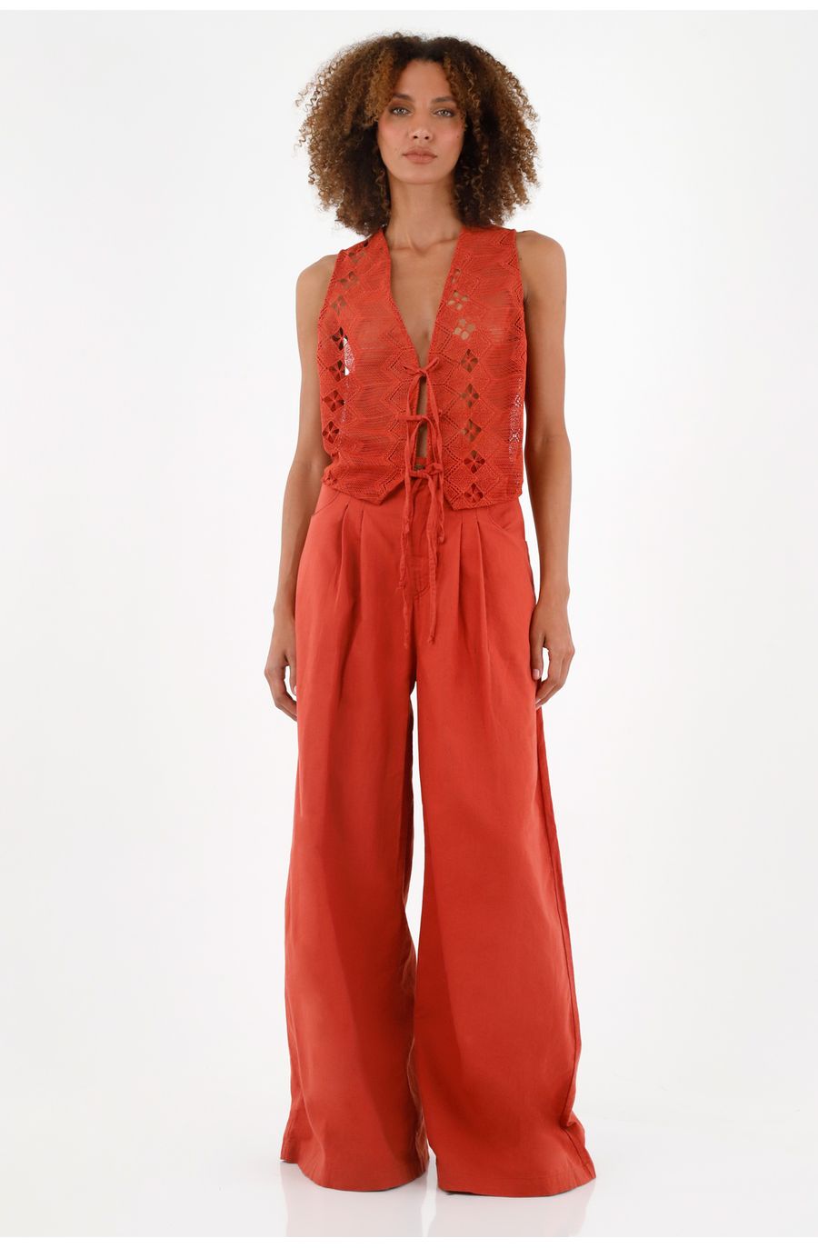 Chaleco rojo con detalles tejidos para mujer