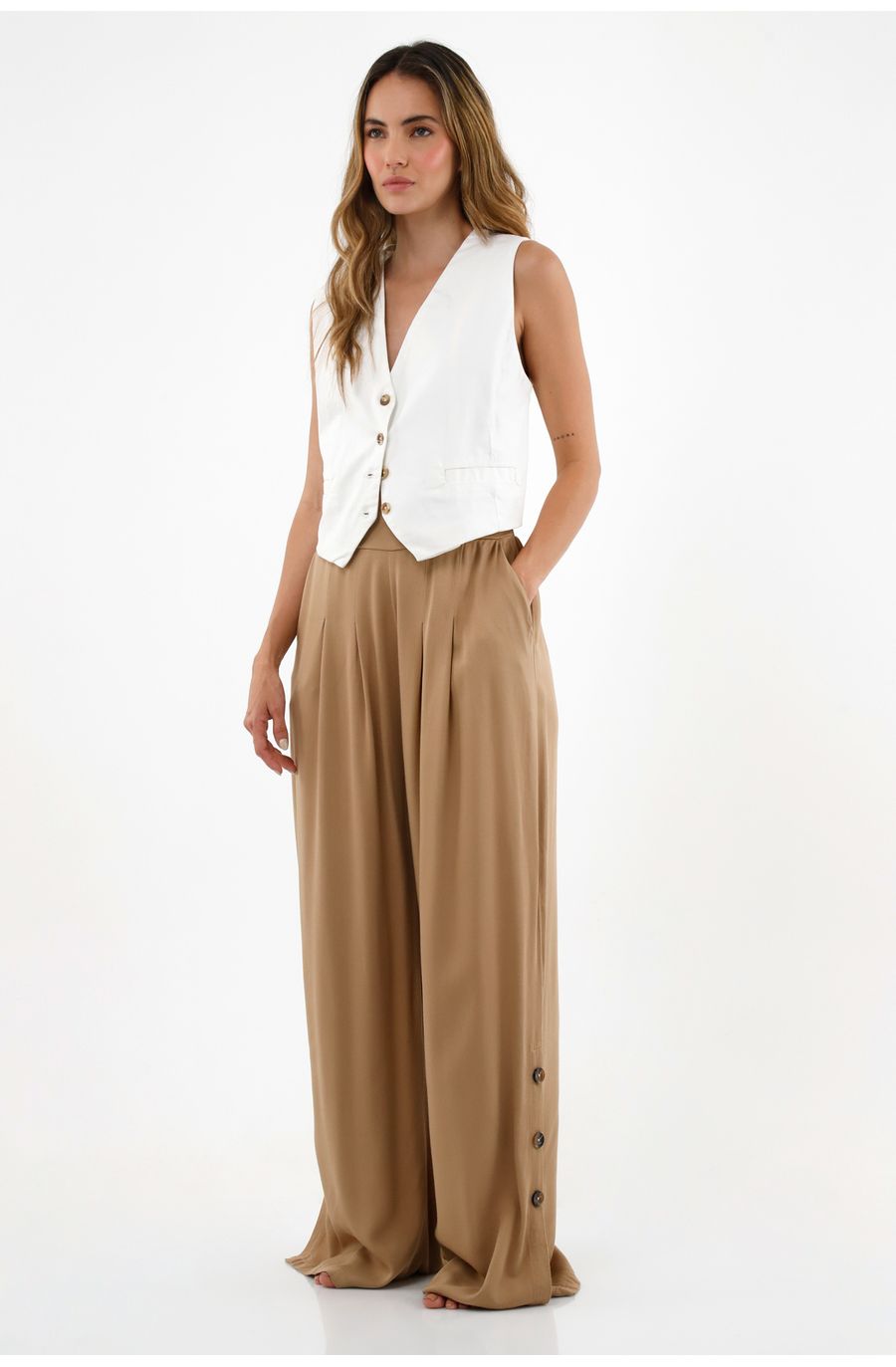 Pantalón café con bolsillos diagonales para mujer