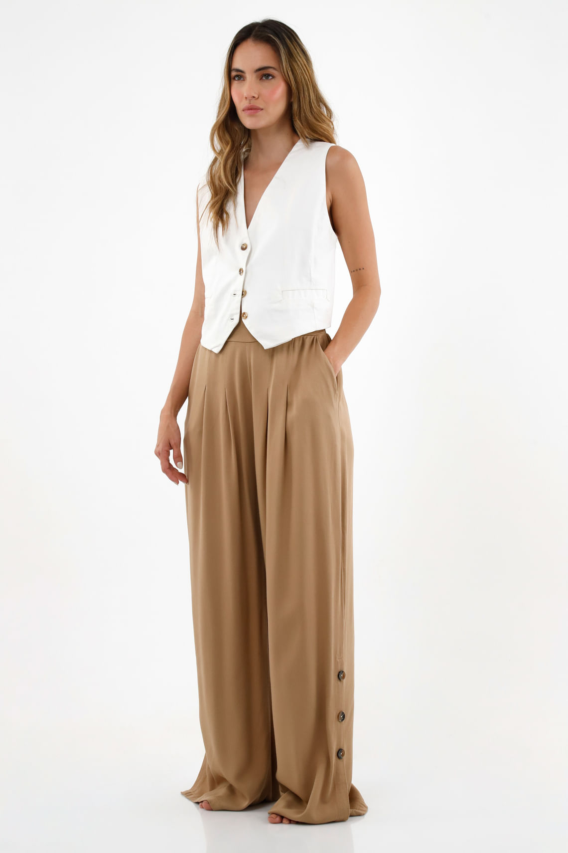 Pantalón café con bolsillos diagonales para mujer