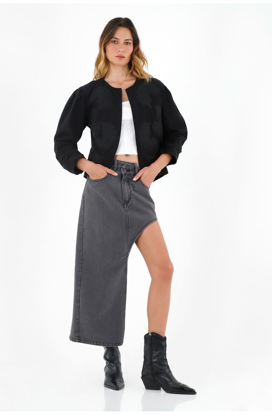 Chaqueta negra con apliques bordados para mujer